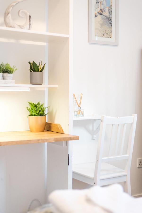 Modern Spacious 3 Bedroom City Centre Apartment - Free Parking - Private Balcony Edinburg Exteriör bild
