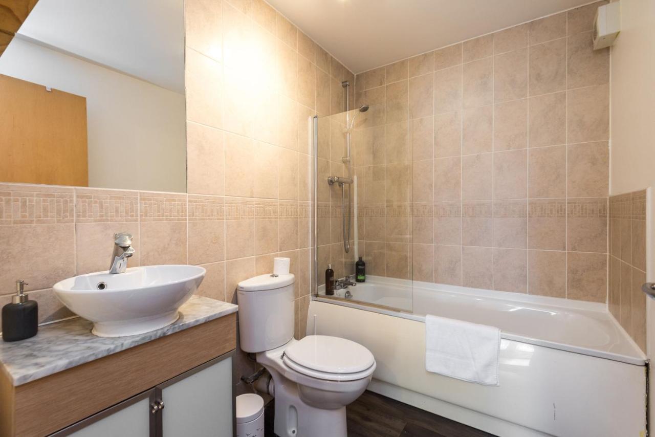 Modern Spacious 3 Bedroom City Centre Apartment - Free Parking - Private Balcony Edinburg Exteriör bild