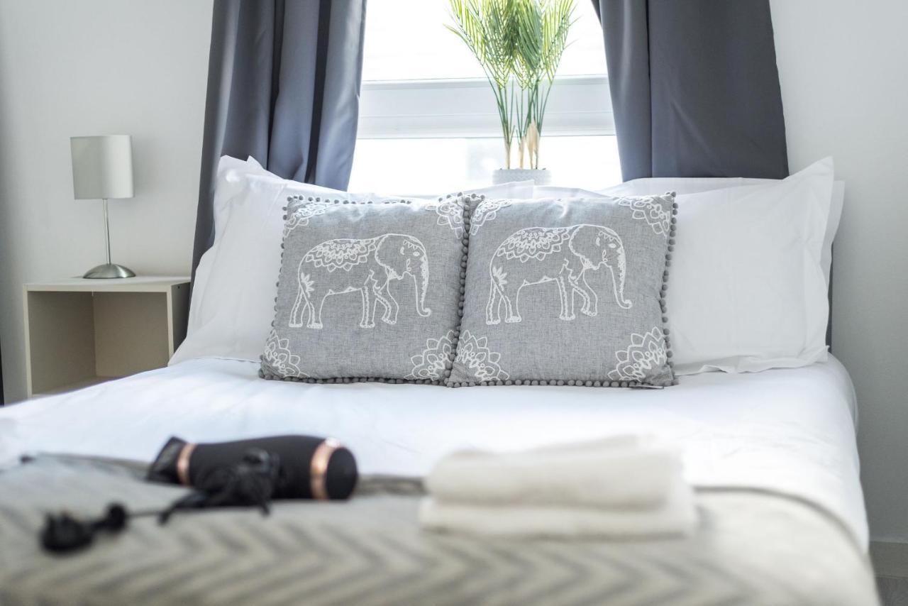 Modern Spacious 3 Bedroom City Centre Apartment - Free Parking - Private Balcony Edinburg Exteriör bild