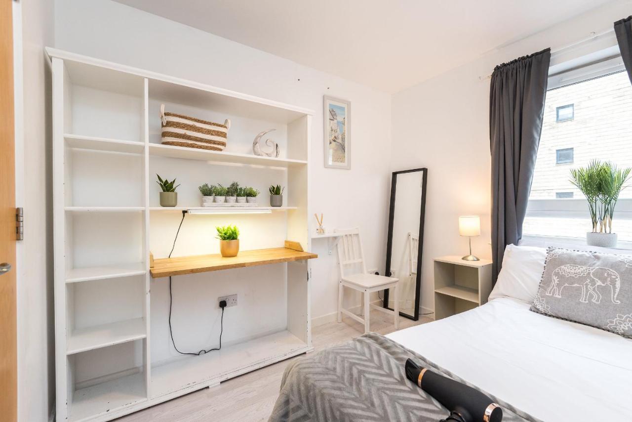 Modern Spacious 3 Bedroom City Centre Apartment - Free Parking - Private Balcony Edinburg Exteriör bild