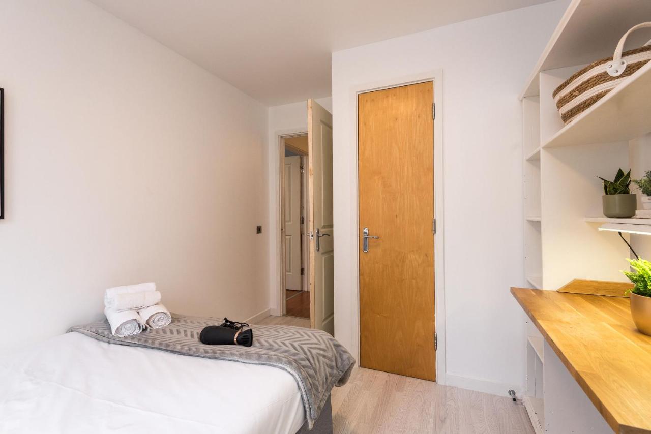 Modern Spacious 3 Bedroom City Centre Apartment - Free Parking - Private Balcony Edinburg Exteriör bild