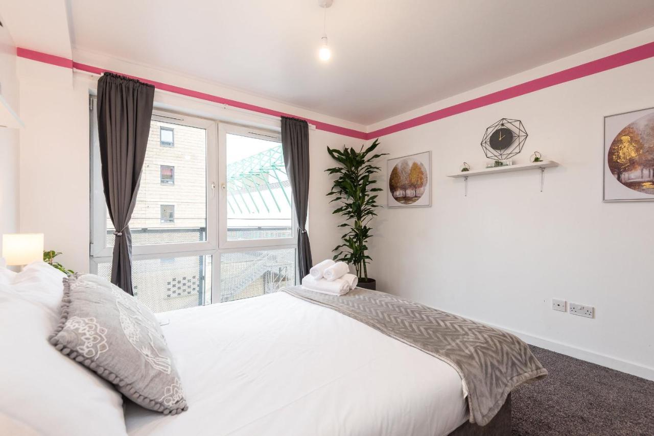 Modern Spacious 3 Bedroom City Centre Apartment - Free Parking - Private Balcony Edinburg Exteriör bild