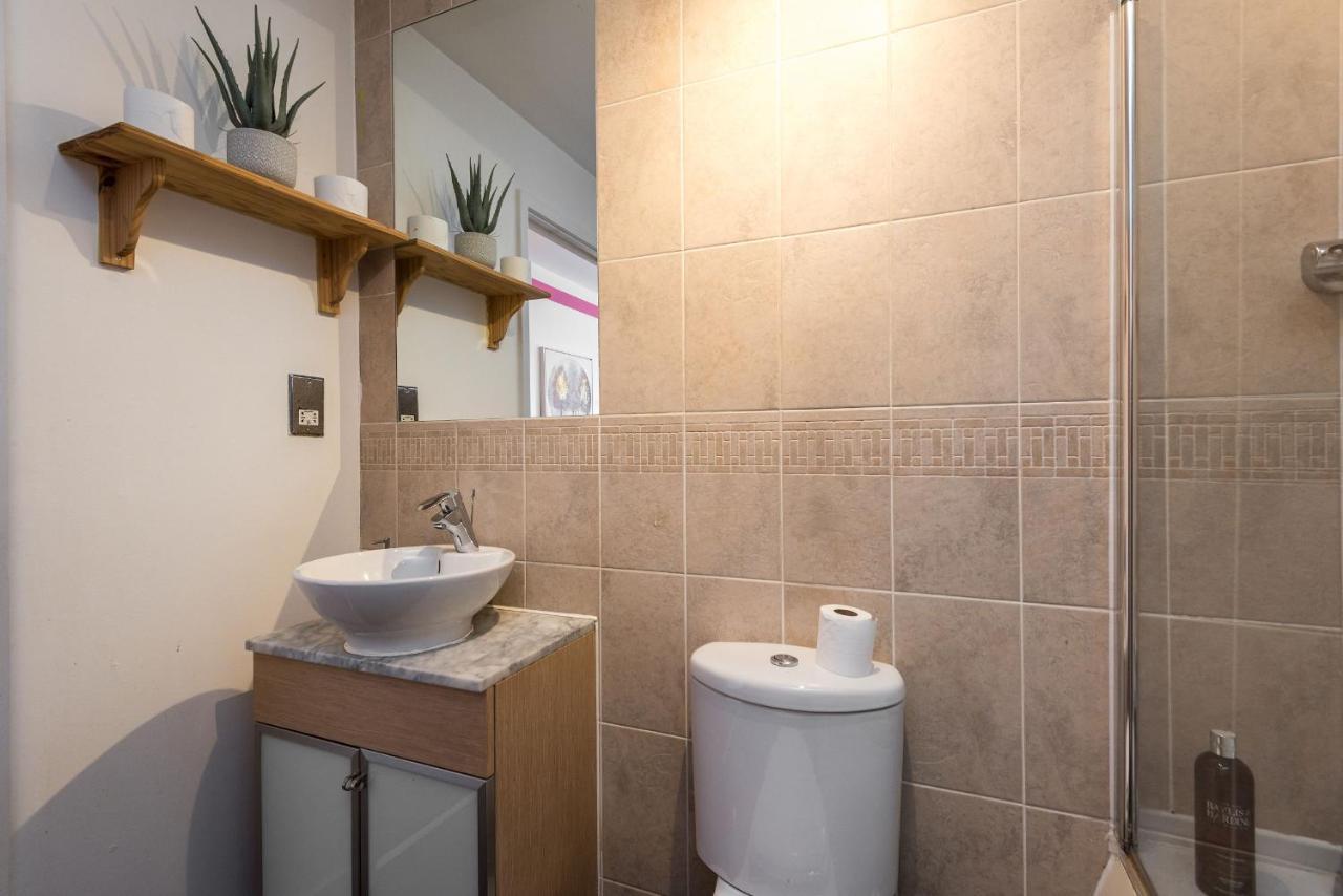 Modern Spacious 3 Bedroom City Centre Apartment - Free Parking - Private Balcony Edinburg Exteriör bild