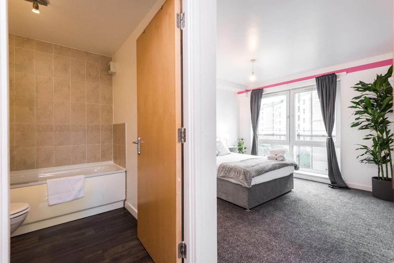 Modern Spacious 3 Bedroom City Centre Apartment - Free Parking - Private Balcony Edinburg Exteriör bild