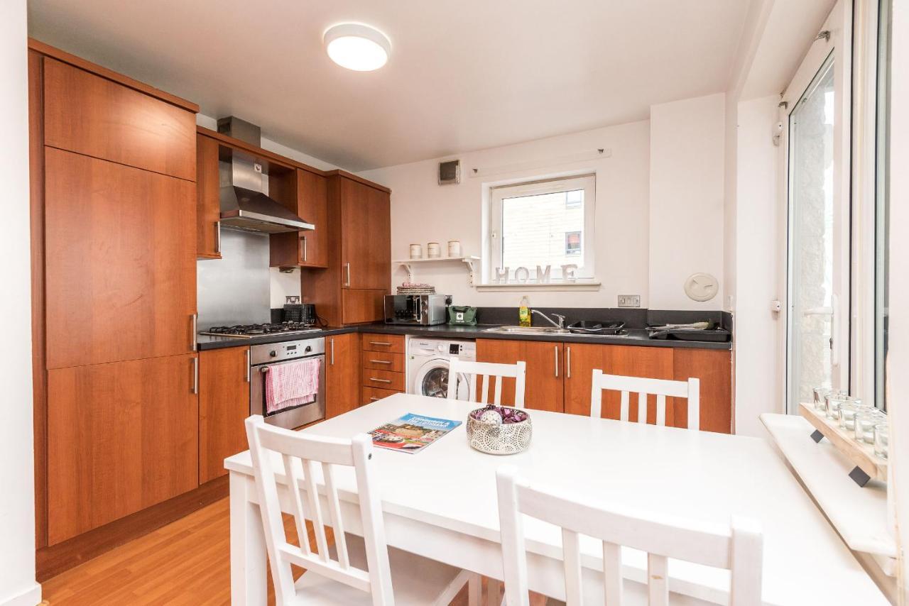 Modern Spacious 3 Bedroom City Centre Apartment - Free Parking - Private Balcony Edinburg Exteriör bild